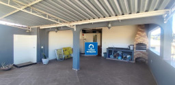 Imóvel com 2 quartos, terraço e vaga de garagem no Mutuá.