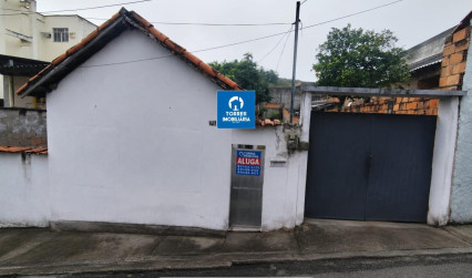 Casa de 2 quartos com quintal e garagem para locação no Barro Vermelho