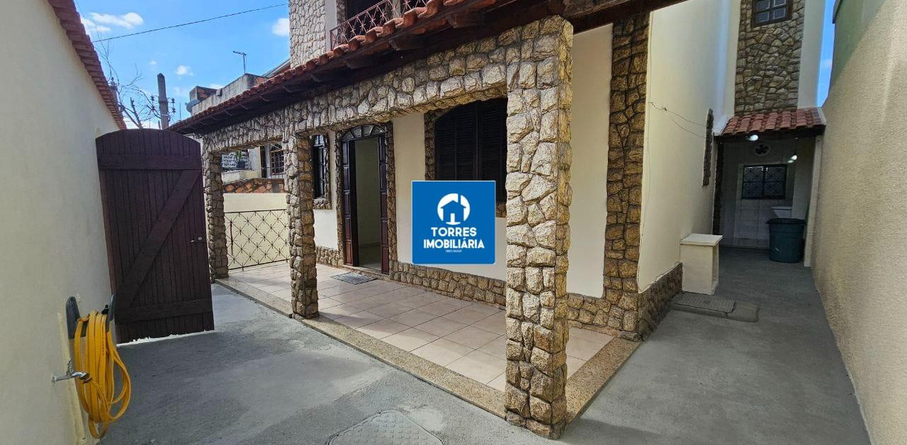 Camarão - Casa de 3 quartos e área gourmet na Trav. Juranil.